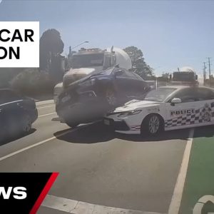 Four teens arrested after crashing allegedly stolen car at busy QLD intersection | 7 News Australia