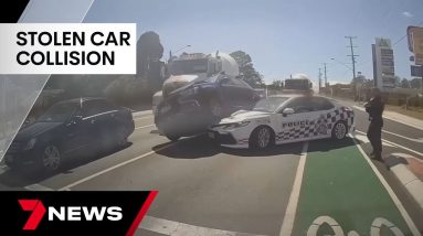 Four teens arrested after crashing allegedly stolen car at busy QLD intersection | 7 News Australia